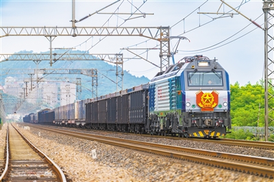 图为“新解放号”机车。(图片由被采访单位提供) 图为“新解放号”机车。(图片由被采访单位提供)