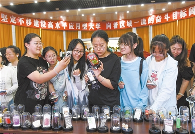图为大同大学学生通过仿真毒品模型，了解传统毒品、伪装麻精药品及各类新型成瘾物质。于宏摄