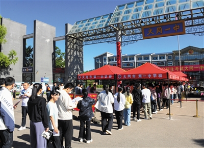 图为在大同一中考点外,考生正在有序排队进入考点。戎禹仁摄 图为在大同一中考点外,考生正在有序排队进入考点。戎禹仁摄