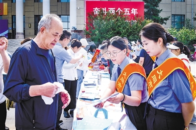 图为工作人员向市民讲解应急安全知识。韩堃摄