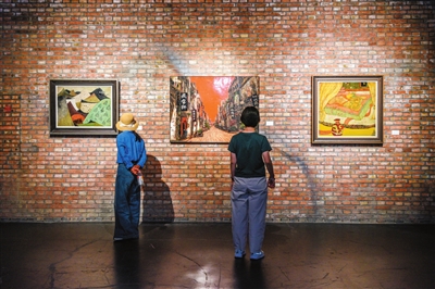 图为市民、游客正在参观展出作品。韩堃摄