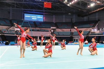 图为丙组女子集体自由体操资格赛比赛现场。戎禹仁 摄