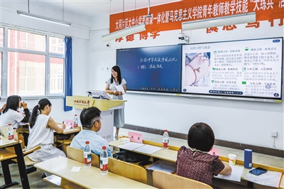 图为教师们现场展示微课。韩堃摄