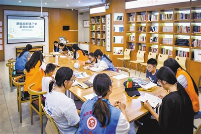 图为志愿者正在为孩子们辅导课业。韩堃摄 图为志愿者正在为孩子们辅导课业。韩堃摄