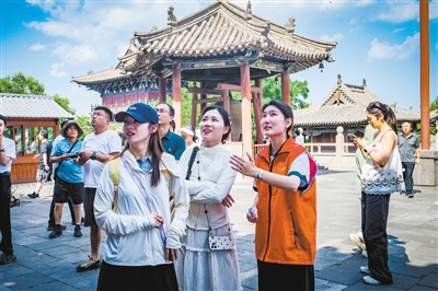 图为大同五中学生在华严寺景区为游客讲解。韩堃摄 图为大同五中学生在华严寺景区为游客讲解。韩堃摄