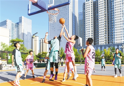 图为初中A组启程冲锋队VS小来球队比赛现场。戎禹仁摄