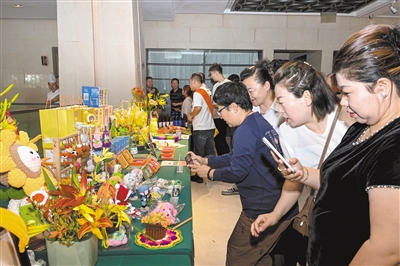 图为2026黄花产业高质量发展主题活动参会嘉宾参观大同黄花文创产品。燕伟 于宏摄