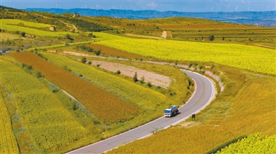 长城一号旅游公路穿行于大同乡村美景之中，沿线铺展一幅绚丽塞上画卷。张占兵摄（资料照片）