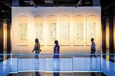 图为书画爱好者正在观展。韩堃摄