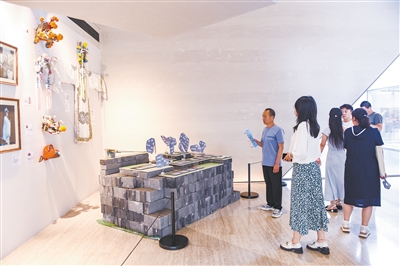 图为市民、游客正在观展。韩堃摄 图为市民、游客正在观展。韩堃摄