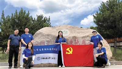 实践团成员走进大同火山群国家地质公园。丁亚琴摄