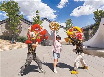 图为艺术节演员正在为演出加紧排练。韩堃摄 图为艺术节演员正在为演出加紧排练。韩堃摄