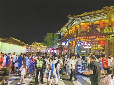 走进鼓楼东街夜市，沿街店铺招牌错落林立，灯火灼灼。街巷间游人络绎不绝、摩肩接踵，腾腾市井烟火气扑面而来。张志忠摄