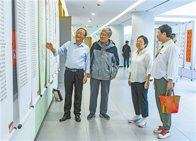 图为展览吸引众多市民、老同志观展。于宏摄