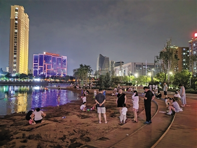 傍晚，水之浯公园亲水沙滩区人气高涨。张志忠摄
