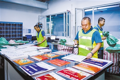 图为大同邮政工作人员正在逐件扫描高考录取通知书。韩堃摄 图为大同邮政工作人员正在逐件扫描高考录取通知书。韩堃摄