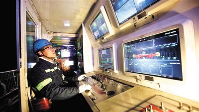 截至目前，大同已建成智能化煤矿15座，产能达9940万吨/年，占生产煤矿总产能的73．14％。韩堃摄
