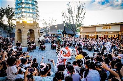 游客在丝路广场欣赏绛州鼓乐表演。韩堃摄
