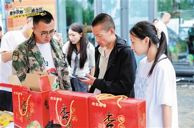 宣推活动现场。宋芳摄 宣推活动现场。宋芳摄