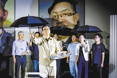 图为话剧《忻东旺》演出现场。韩堃摄