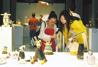 图为市民、游客观看雕塑作品展览。于宏摄