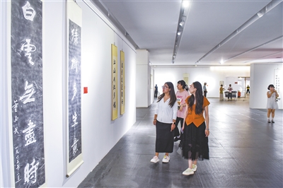 图为众多书法爱好者前往观展。韩堃摄 图为众多书法爱好者前往观展。韩堃摄