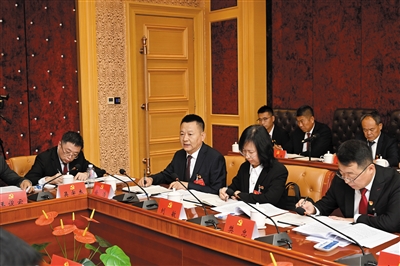 图为代表们正在审议讨论市委报告和市纪委工作报告。李冬宾摄 图为代表们正在审议讨论市委报告和市纪委工作报告。李冬宾摄
