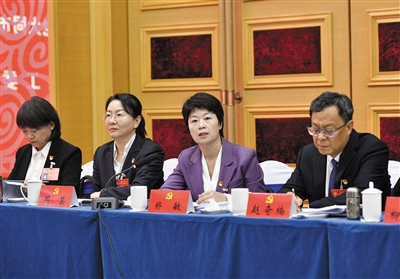 图为代表们在审议讨论中畅所欲言、各抒己见。于宏摄 图为代表们在审议讨论中畅所欲言、各抒己见。于宏摄