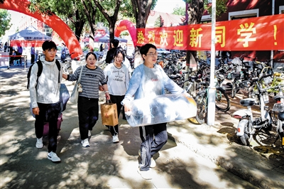 图为大同大学2026级新生步入校园。韩堃摄