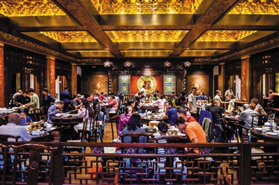 我市以千年饮食文脉为根基，以非遗技艺、本土名宴为抓手，深度放大大同美食独有的地域风味、中式美学与优质服务优势，推动传统美食从“味觉体验”向“文化体验、场景体验、城市体验”全方位升级，让大同美食这张城市味觉名片持续出圈出彩。韩堃摄（资料照片）