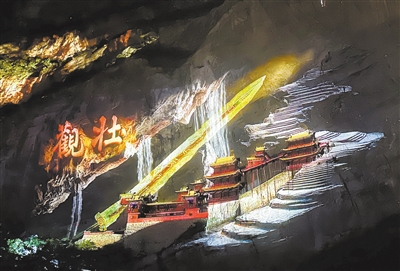 大型山水实景演艺《何以悬空寺》在浑源县悬空寺景区首演以来，持续引发观演热潮。戎禹仁摄（资料照片）