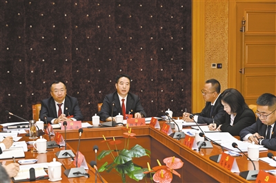 出席市第十七次党代会的广灵县代表认真审议讨论市委报告、市纪委工作报告。李冬宾摄 出席市第十七次党代会的广灵县代表认真审议讨论市委报告、市纪委工作报告。李冬宾摄