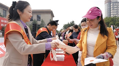 工作人员向市民宣传国防知识。韩堃摄 工作人员向市民宣传国防知识。韩堃摄