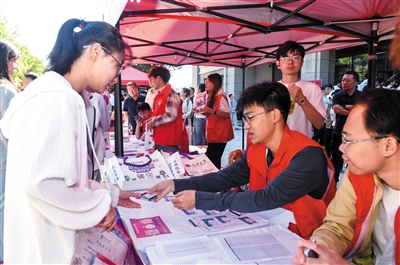 9月5日，山西大学大同校区2026级新生怀揣理想与热忱踏入校园，开启崭新的大学生活。戎禹仁摄