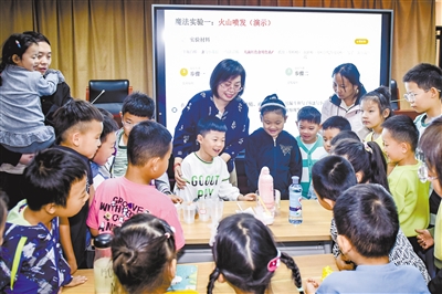 图为主讲老师带领小朋友做火山喷发实验。韩堃摄 图为主讲老师带领小朋友做火山喷发实验。韩堃摄