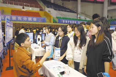 图为招聘会现场学子们积极和用人单位沟通交流。韩堃摄 图为招聘会现场学子们积极和用人单位沟通交流。韩堃摄