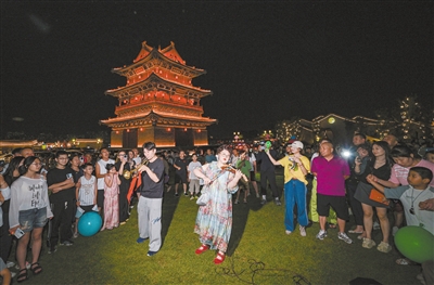 盛夏的大同古城，景致宜人，吸引八方游客。张燕伟摄（资料图片）