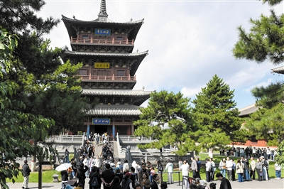 图为9月27日，在华严寺景区参观的游客络绎不绝。戎禹仁摄