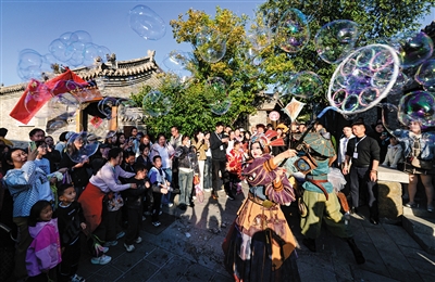 文旅业态的活化与更新持续培育激活大同古城，让游客从看古建进阶到品生活。图为今年国庆假期，游客在东南邑历史文化街区乐享假日生活。张燕伟摄（资料照片）