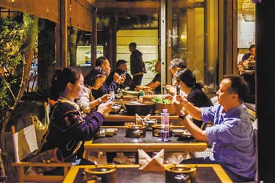 特色美食成为大同古城文旅出圈、消费提质的核心引擎。韩堃摄