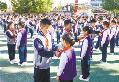 图为平城区四十七校新队员入队仪式。戎禹仁摄