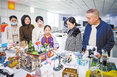 图为参赛选手向评委介绍自己的作品。韩堃摄 图为参赛选手向评委介绍自己的作品。韩堃摄