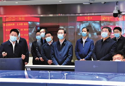 2月16日，省委書記藍佛安在晉能控股集團同忻煤礦調度指揮中心了解智能開采情況。史曉波攝