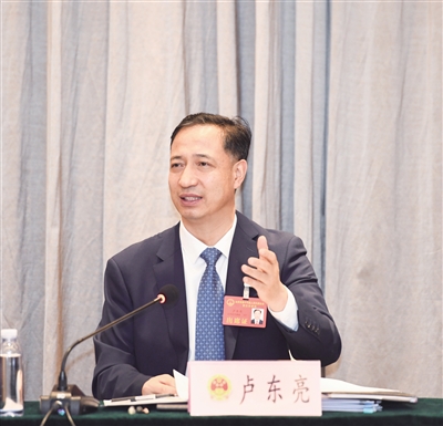 图为卢东亮参加市十六届人大三次会议云州区代表团审议.张燕伟摄