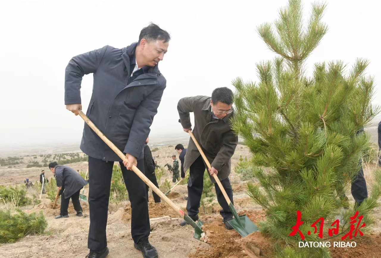 4月27日，省委常委、市委书记卢东亮与市委副书记、市长张强等参加义务植树活动。张燕伟摄