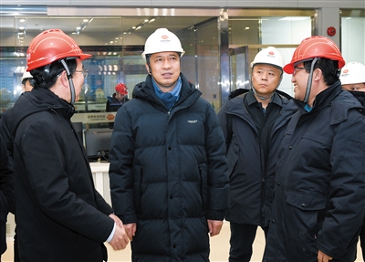 12月16日，省委常委、市委书记卢东亮在国电电力大同第二发电厂主控制室听取热源供应、设备检修、隐患排查等情况汇报。张燕伟 摄