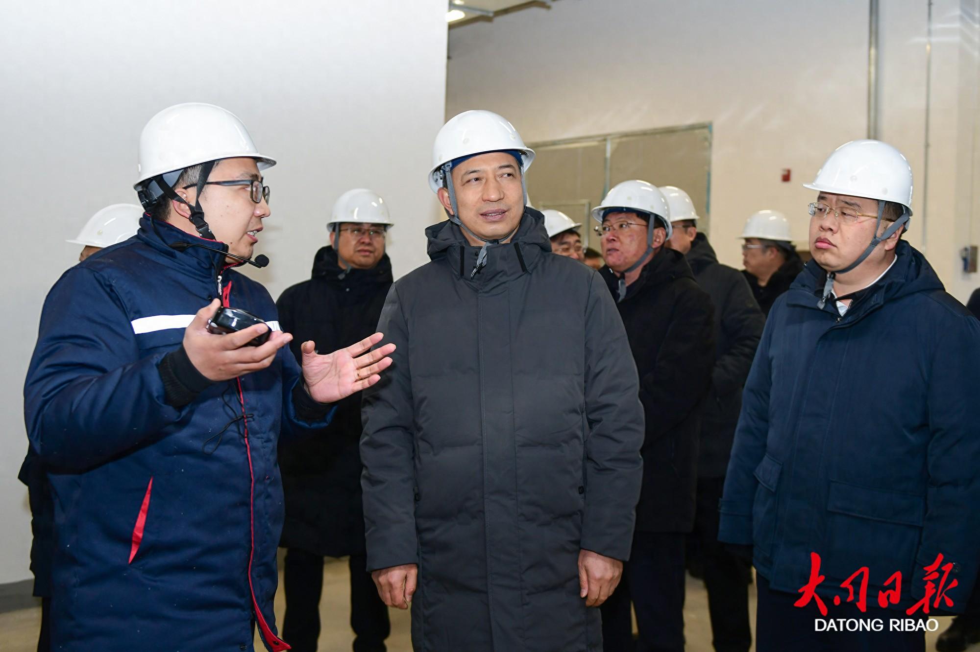 2月23日，省委常委、市委书记卢东亮等领导出席开发区2024年第一次“三个一批”活动，观摩山西大广盛铂科技有限公司废旧贵金属回收及综合利用项目投产运行情况。张燕伟摄