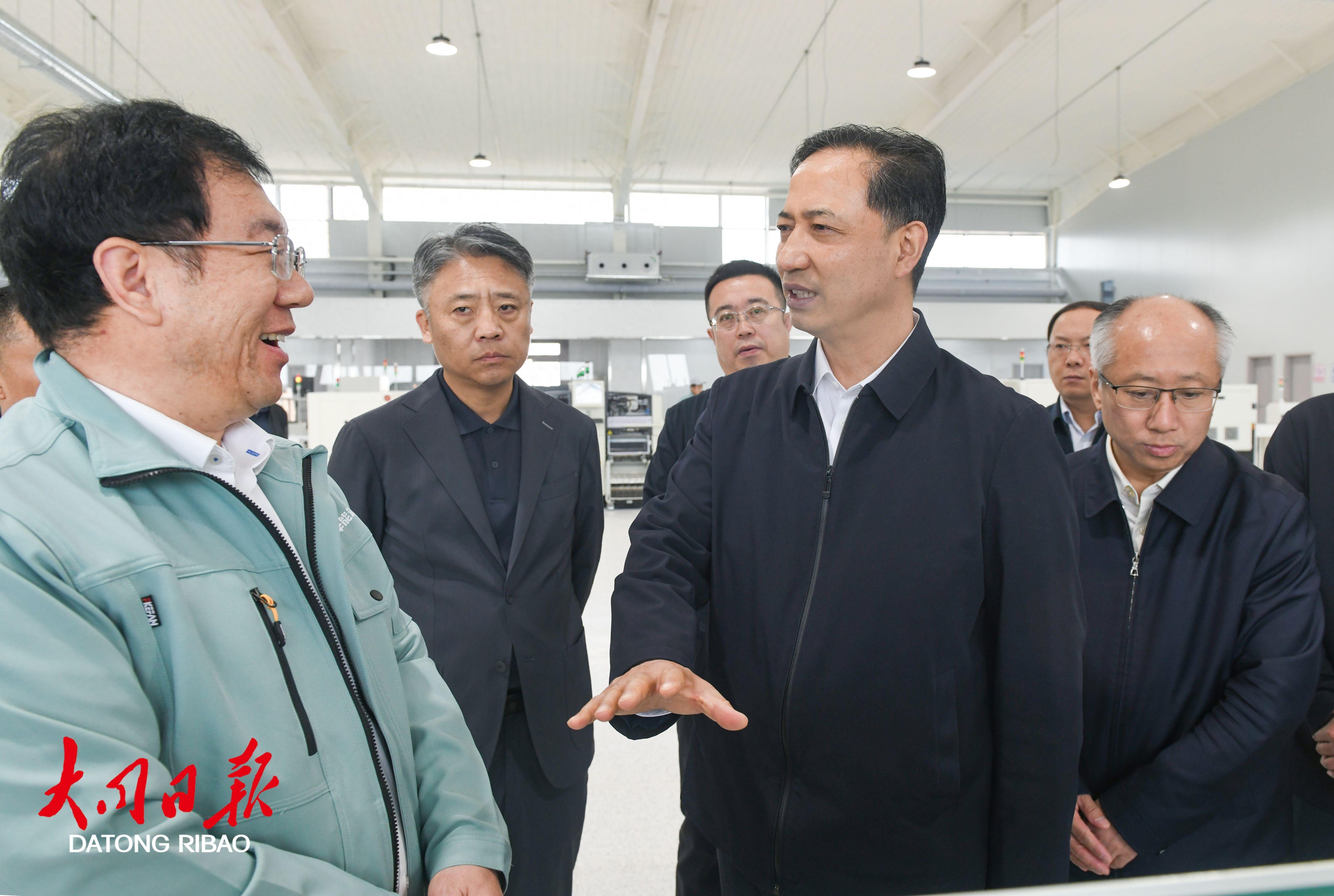 5月5日，省委常委、市委书记卢东亮在新荣区锐华新能源装备产业项目车间详细了解项目规划、建设进度、产能定位、产线筹备等情况。张燕伟摄