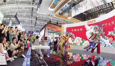 5月23日，在第二十届深圳文博会现场，由市晋剧院、市歌舞剧院演职人员带来的晋剧功夫表演、民歌独唱及唢呐独奏等，让现场观众体验大同文化、民俗。于宏摄