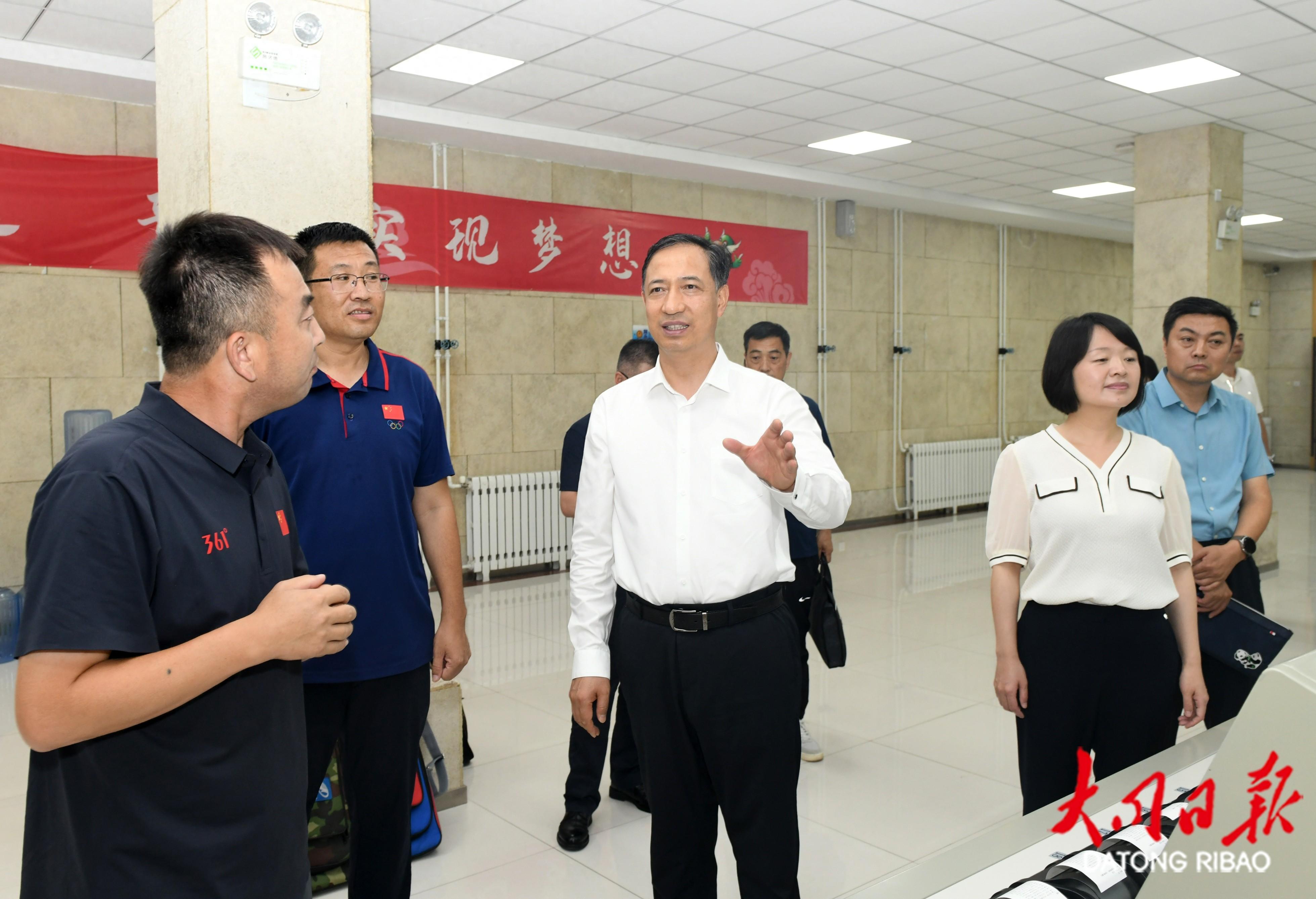 省委常委、市委书记卢东亮在市体育运动学校射击训练馆察看办学条件，询问运动训练、教学管理、后勤保障等。张燕伟摄